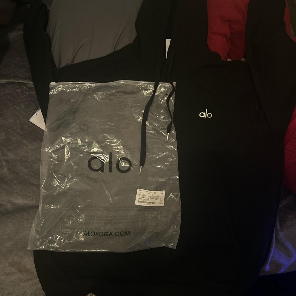 ALO Yoga Black Hoodie - Picture 2 of 4
